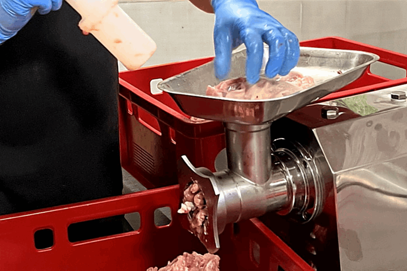 Ręczne przygotowanie karmy w małej manufakturze